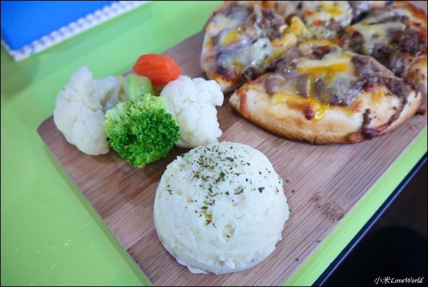 BRICK WORKS樂高積木主題餐廳(高雄店) P1640064_調整大小1.JPG