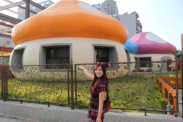 禾麗幼兒園~蘑菇屋：【新竹景點】橘色、藍色、粉紅色，有三朵肥肥地大蘑菇出現在竹北耶~新竹縣私立禾麗幼兒園蘑菇屋~好羨慕在這上課的學生吶!!