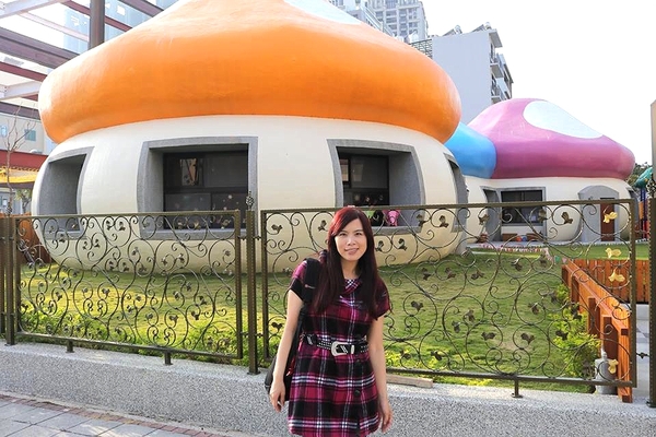 禾麗幼兒園~蘑菇屋：【新竹景點】橘色、藍色、粉紅色，有三朵肥肥地大蘑菇出現在竹北耶~新竹縣私立禾麗幼兒園蘑菇屋~好羨慕在這上課的學生吶!!