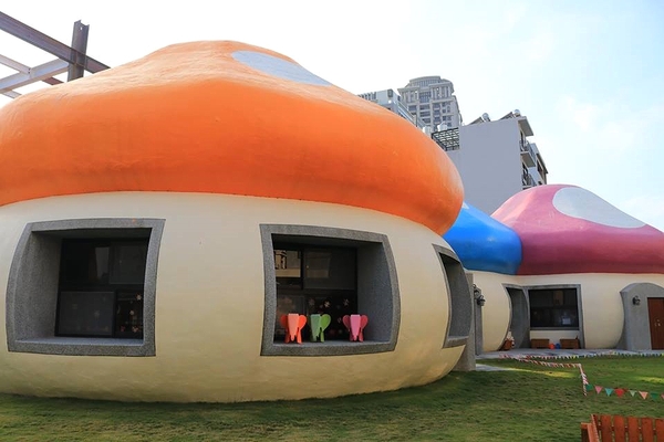 禾麗幼兒園~蘑菇屋：【新竹景點】橘色、藍色、粉紅色，有三朵肥肥地大蘑菇出現在竹北耶~新竹縣私立禾麗幼兒園蘑菇屋~好羨慕在這上課的學生吶!!