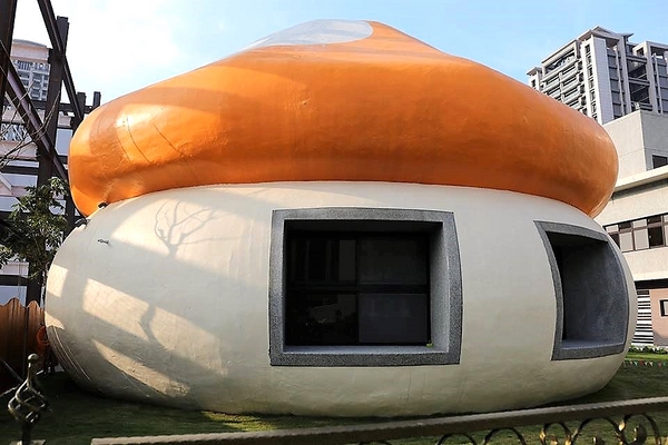 禾麗幼兒園~蘑菇屋：【新竹景點】橘色、藍色、粉紅色，有三朵肥肥地大蘑菇出現在竹北耶~新竹縣私立禾麗幼兒園蘑菇屋~好羨慕在這上課的學生吶!!