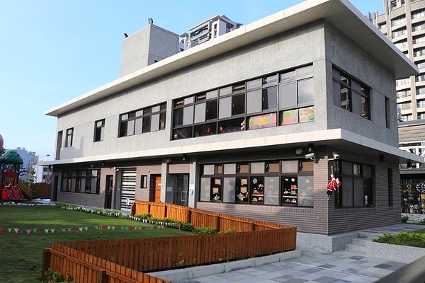 禾麗幼兒園~蘑菇屋：【新竹景點】橘色、藍色、粉紅色，有三朵肥肥地大蘑菇出現在竹北耶~新竹縣私立禾麗幼兒園蘑菇屋~好羨慕在這上課的學生吶!!