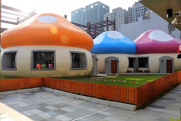 禾麗幼兒園~蘑菇屋：【新竹景點】橘色、藍色、粉紅色，有三朵肥肥地大蘑菇出現在竹北耶~新竹縣私立禾麗幼兒園蘑菇屋~好羨慕在這上課的學生吶!!
