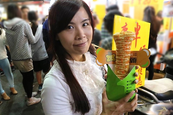 大二爺狗骨頭蔥油餅:【台中食記】逢甲夜市大二爺狗骨頭蔥油餅~目前到12月底蔥油餅一律半價20元~狗骨頭造型相當討喜可愛,蔥花被餅皮完整的包覆在內層裡面,薄薄的餅皮吃起來酥軟