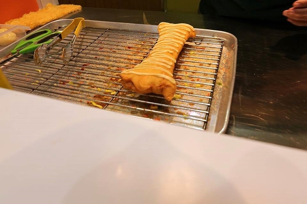 大二爺狗骨頭蔥油餅:【台中食記】逢甲夜市大二爺狗骨頭蔥油餅~目前到12月底蔥油餅一律半價20元~狗骨頭造型相當討喜可愛,蔥花被餅皮完整的包覆在內層裡面,薄薄的餅皮吃起來酥軟