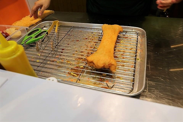 大二爺狗骨頭蔥油餅:【台中食記】逢甲夜市大二爺狗骨頭蔥油餅~目前到12月底蔥油餅一律半價20元~狗骨頭造型相當討喜可愛,蔥花被餅皮完整的包覆在內層裡面,薄薄的餅皮吃起來酥軟