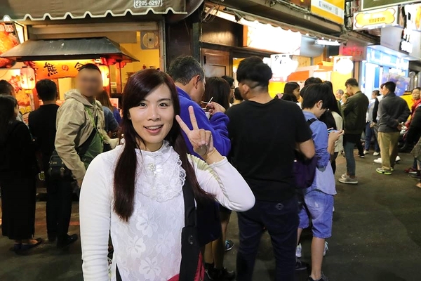 大二爺狗骨頭蔥油餅:【台中食記】逢甲夜市大二爺狗骨頭蔥油餅~目前到12月底蔥油餅一律半價20元~狗骨頭造型相當討喜可愛,蔥花被餅皮完整的包覆在內層裡面,薄薄的餅皮吃起來酥軟