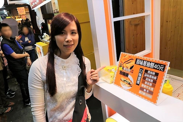 大二爺狗骨頭蔥油餅:【台中食記】逢甲夜市大二爺狗骨頭蔥油餅~目前到12月底蔥油餅一律半價20元~狗骨頭造型相當討喜可愛,蔥花被餅皮完整的包覆在內層裡面,薄薄的餅皮吃起來酥軟