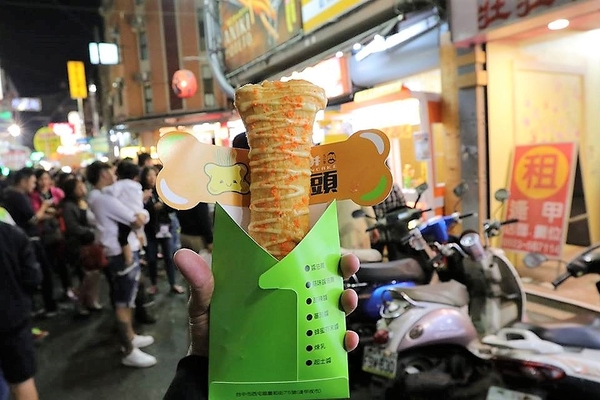 大二爺狗骨頭蔥油餅:【台中食記】逢甲夜市大二爺狗骨頭蔥油餅~目前到12月底蔥油餅一律半價20元~狗骨頭造型相當討喜可愛,蔥花被餅皮完整的包覆在內層裡面,薄薄的餅皮吃起來酥軟