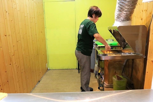 大二爺狗骨頭蔥油餅:【台中食記】逢甲夜市大二爺狗骨頭蔥油餅~目前到12月底蔥油餅一律半價20元~狗骨頭造型相當討喜可愛,蔥花被餅皮完整的包覆在內層裡面,薄薄的餅皮吃起來酥軟