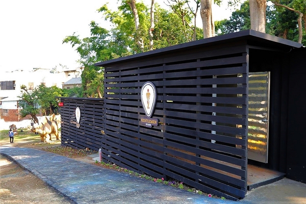 百果山探索樂園：【彰化景點】百果山探索樂園恐龍出沒~騎乘恐龍坐騎/占地8000坪/梁龍溜滑梯/三角龍攀岩/大暴龍恐攻/9D虛擬實境體驗館