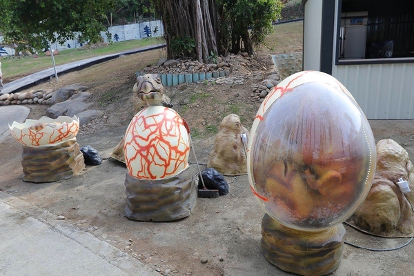 百果山探索樂園：【彰化景點】百果山探索樂園恐龍出沒~騎乘恐龍坐騎/占地8000坪/梁龍溜滑梯/三角龍攀岩/大暴龍恐攻/9D虛擬實境體驗館