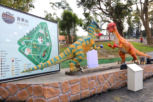 百果山探索樂園：【彰化景點】百果山探索樂園恐龍出沒~騎乘恐龍坐騎/占地8000坪/梁龍溜滑梯/三角龍攀岩/大暴龍恐攻/9D虛擬實境體驗館
