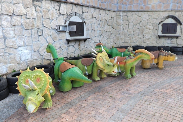 百果山探索樂園：【彰化景點】百果山探索樂園恐龍出沒~騎乘恐龍坐騎/占地8000坪/梁龍溜滑梯/三角龍攀岩/大暴龍恐攻/9D虛擬實境體驗館