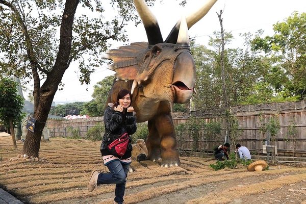 百果山探索樂園：【彰化景點】百果山探索樂園恐龍出沒~騎乘恐龍坐騎/占地8000坪/梁龍溜滑梯/三角龍攀岩/大暴龍恐攻/9D虛擬實境體驗館