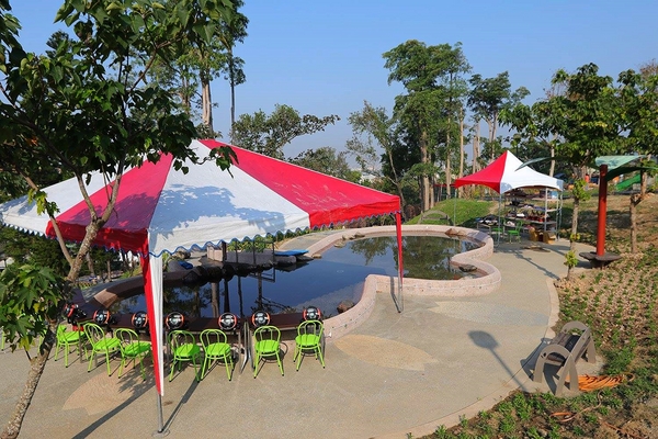 百果山探索樂園：【彰化景點】百果山探索樂園恐龍出沒~騎乘恐龍坐騎/占地8000坪/梁龍溜滑梯/三角龍攀岩/大暴龍恐攻/9D虛擬實境體驗館