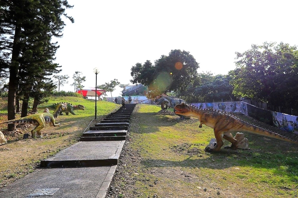 百果山探索樂園：【彰化景點】百果山探索樂園恐龍出沒~騎乘恐龍坐騎/占地8000坪/梁龍溜滑梯/三角龍攀岩/大暴龍恐攻/9D虛擬實境體驗館