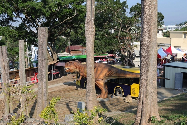 百果山探索樂園：【彰化景點】百果山探索樂園恐龍出沒~騎乘恐龍坐騎/占地8000坪/梁龍溜滑梯/三角龍攀岩/大暴龍恐攻/9D虛擬實境體驗館