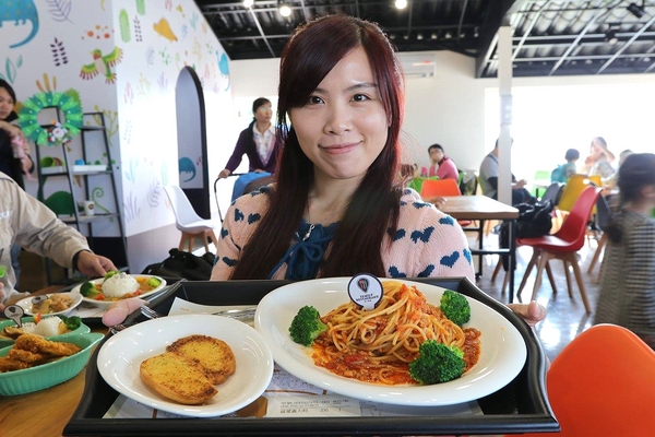 百果山探索樂園：【彰化景點】百果山探索樂園恐龍出沒~騎乘恐龍坐騎/占地8000坪/梁龍溜滑梯/三角龍攀岩/大暴龍恐攻/9D虛擬實境體驗館