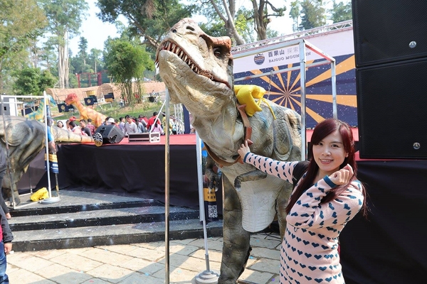 百果山探索樂園：【彰化景點】百果山探索樂園恐龍出沒~騎乘恐龍坐騎/占地8000坪/梁龍溜滑梯/三角龍攀岩/大暴龍恐攻/9D虛擬實境體驗館