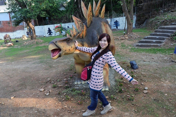 百果山探索樂園：【彰化景點】百果山探索樂園恐龍出沒~騎乘恐龍坐騎/占地8000坪/梁龍溜滑梯/三角龍攀岩/大暴龍恐攻/9D虛擬實境體驗館