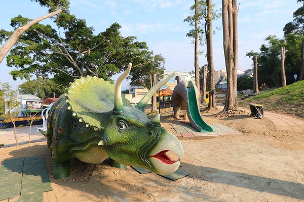 百果山探索樂園：【彰化景點】百果山探索樂園恐龍出沒~騎乘恐龍坐騎/占地8000坪/梁龍溜滑梯/三角龍攀岩/大暴龍恐攻/9D虛擬實境體驗館