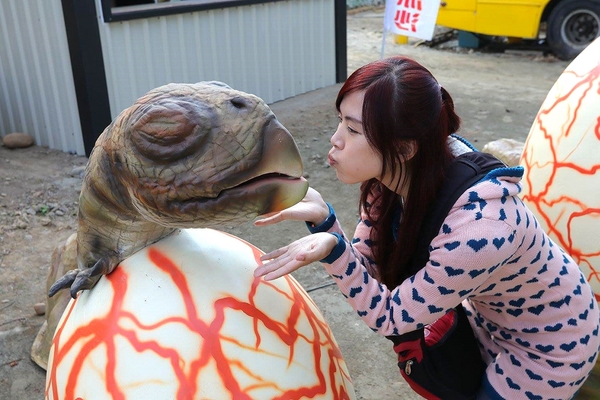 百果山探索樂園：【彰化景點】百果山探索樂園恐龍出沒~騎乘恐龍坐騎/占地8000坪/梁龍溜滑梯/三角龍攀岩/大暴龍恐攻/9D虛擬實境體驗館