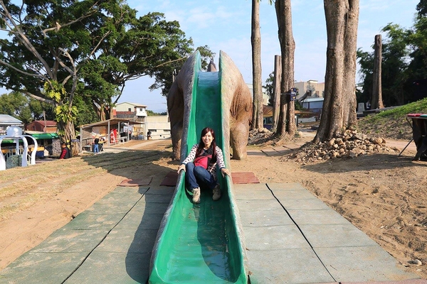 百果山探索樂園：【彰化景點】百果山探索樂園恐龍出沒~騎乘恐龍坐騎/占地8000坪/梁龍溜滑梯/三角龍攀岩/大暴龍恐攻/9D虛擬實境體驗館