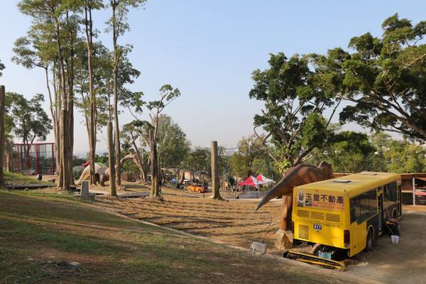 百果山探索樂園：【彰化景點】百果山探索樂園恐龍出沒~騎乘恐龍坐騎/占地8000坪/梁龍溜滑梯/三角龍攀岩/大暴龍恐攻/9D虛擬實境體驗館