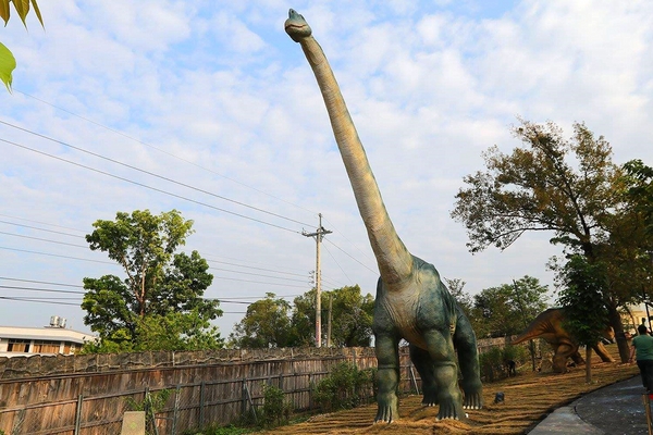 百果山探索樂園：【彰化景點】百果山探索樂園恐龍出沒~騎乘恐龍坐騎/占地8000坪/梁龍溜滑梯/三角龍攀岩/大暴龍恐攻/9D虛擬實境體驗館