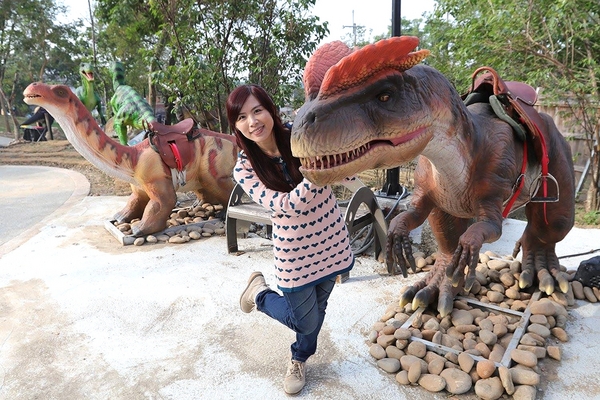 百果山探索樂園：【彰化景點】百果山探索樂園恐龍出沒~騎乘恐龍坐騎/占地8000坪/梁龍溜滑梯/三角龍攀岩/大暴龍恐攻/9D虛擬實境體驗館