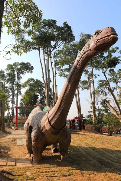 百果山探索樂園：【彰化景點】百果山探索樂園恐龍出沒~騎乘恐龍坐騎/占地8000坪/梁龍溜滑梯/三角龍攀岩/大暴龍恐攻/9D虛擬實境體驗館