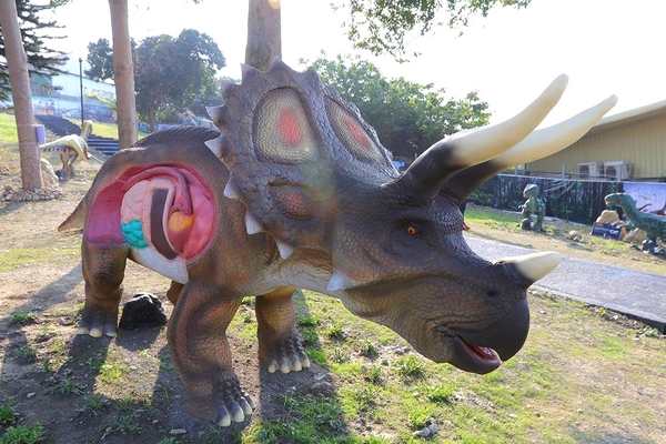 百果山探索樂園：【彰化景點】百果山探索樂園恐龍出沒~騎乘恐龍坐騎/占地8000坪/梁龍溜滑梯/三角龍攀岩/大暴龍恐攻/9D虛擬實境體驗館