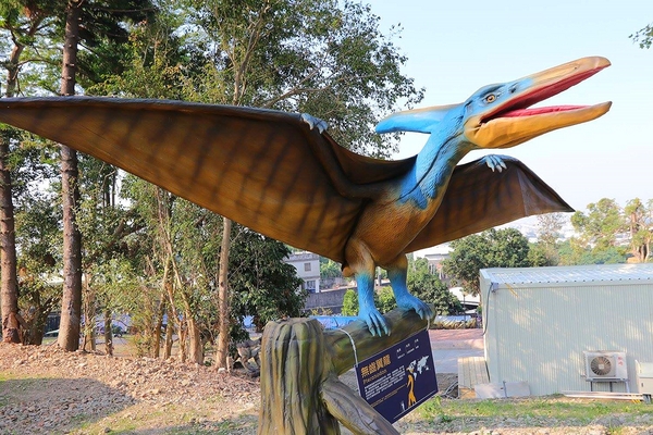 百果山探索樂園：【彰化景點】百果山探索樂園恐龍出沒~騎乘恐龍坐騎/占地8000坪/梁龍溜滑梯/三角龍攀岩/大暴龍恐攻/9D虛擬實境體驗館