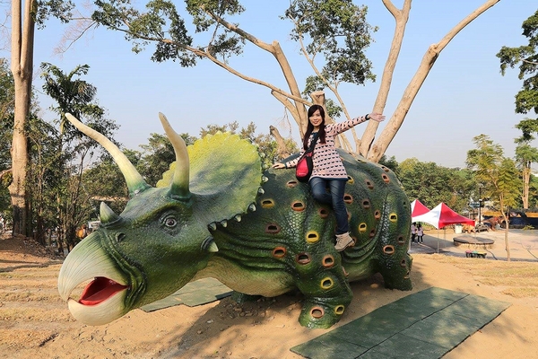 百果山探索樂園：【彰化景點】百果山探索樂園恐龍出沒~騎乘恐龍坐騎/占地8000坪/梁龍溜滑梯/三角龍攀岩/大暴龍恐攻/9D虛擬實境體驗館