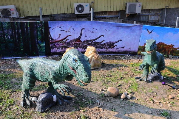 百果山探索樂園：【彰化景點】百果山探索樂園恐龍出沒~騎乘恐龍坐騎/占地8000坪/梁龍溜滑梯/三角龍攀岩/大暴龍恐攻/9D虛擬實境體驗館