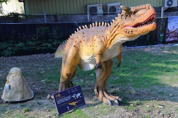 百果山探索樂園：【彰化景點】百果山探索樂園恐龍出沒~騎乘恐龍坐騎/占地8000坪/梁龍溜滑梯/三角龍攀岩/大暴龍恐攻/9D虛擬實境體驗館