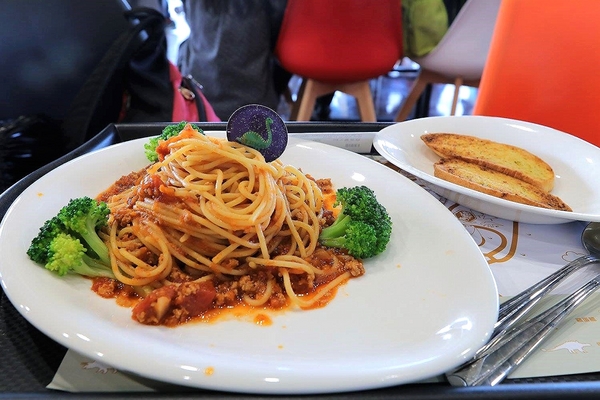 百果山探索樂園：【彰化景點】百果山探索樂園恐龍出沒~騎乘恐龍坐騎/占地8000坪/梁龍溜滑梯/三角龍攀岩/大暴龍恐攻/9D虛擬實境體驗館