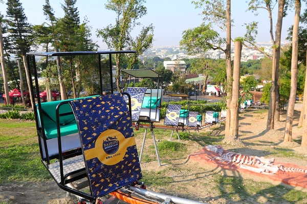 百果山探索樂園：【彰化景點】百果山探索樂園恐龍出沒~騎乘恐龍坐騎/占地8000坪/梁龍溜滑梯/三角龍攀岩/大暴龍恐攻/9D虛擬實境體驗館