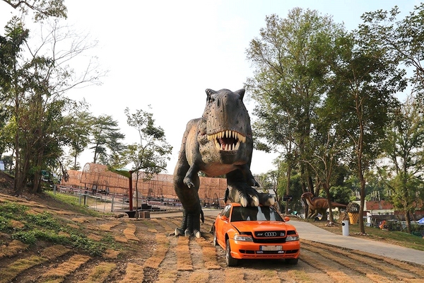 百果山探索樂園：【彰化景點】百果山探索樂園恐龍出沒~騎乘恐龍坐騎/占地8000坪/梁龍溜滑梯/三角龍攀岩/大暴龍恐攻/9D虛擬實境體驗館