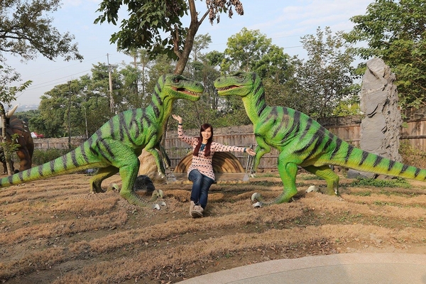 百果山探索樂園：【彰化景點】百果山探索樂園恐龍出沒~騎乘恐龍坐騎/占地8000坪/梁龍溜滑梯/三角龍攀岩/大暴龍恐攻/9D虛擬實境體驗館