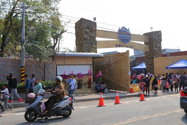 百果山探索樂園：【彰化景點】百果山探索樂園恐龍出沒~騎乘恐龍坐騎/占地8000坪/梁龍溜滑梯/三角龍攀岩/大暴龍恐攻/9D虛擬實境體驗館