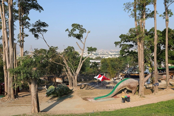 百果山探索樂園：【彰化景點】百果山探索樂園恐龍出沒~騎乘恐龍坐騎/占地8000坪/梁龍溜滑梯/三角龍攀岩/大暴龍恐攻/9D虛擬實境體驗館