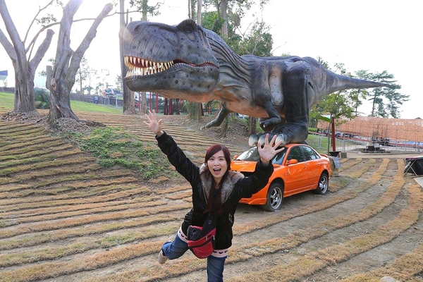 百果山探索樂園：【彰化景點】百果山探索樂園恐龍出沒~騎乘恐龍坐騎/占地8000坪/梁龍溜滑梯/三角龍攀岩/大暴龍恐攻/9D虛擬實境體驗館