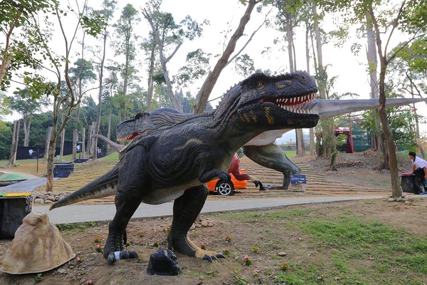 百果山探索樂園：【彰化景點】百果山探索樂園恐龍出沒~騎乘恐龍坐騎/占地8000坪/梁龍溜滑梯/三角龍攀岩/大暴龍恐攻/9D虛擬實境體驗館