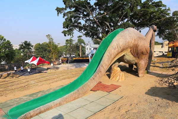 百果山探索樂園：【彰化景點】百果山探索樂園恐龍出沒~騎乘恐龍坐騎/占地8000坪/梁龍溜滑梯/三角龍攀岩/大暴龍恐攻/9D虛擬實境體驗館