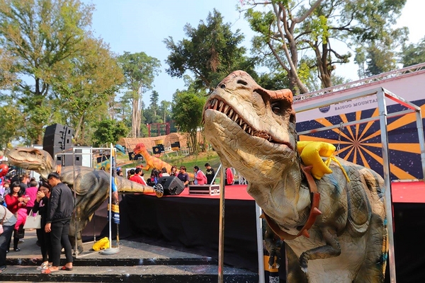 百果山探索樂園：【彰化景點】百果山探索樂園恐龍出沒~騎乘恐龍坐騎/占地8000坪/梁龍溜滑梯/三角龍攀岩/大暴龍恐攻/9D虛擬實境體驗館