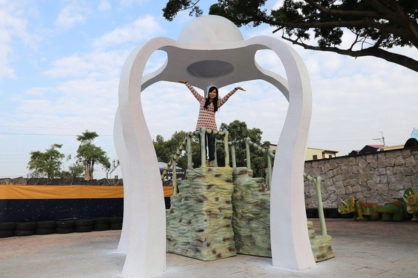 百果山探索樂園：【彰化景點】百果山探索樂園恐龍出沒~騎乘恐龍坐騎/占地8000坪/梁龍溜滑梯/三角龍攀岩/大暴龍恐攻/9D虛擬實境體驗館