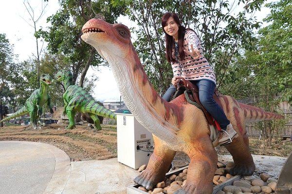 百果山探索樂園：【彰化景點】百果山探索樂園恐龍出沒~騎乘恐龍坐騎/占地8000坪/梁龍溜滑梯/三角龍攀岩/大暴龍恐攻/9D虛擬實境體驗館