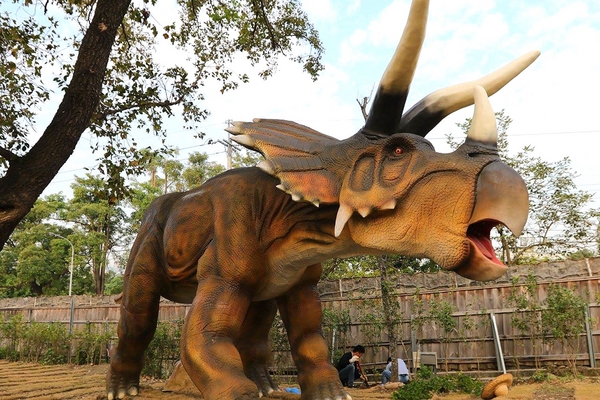 百果山探索樂園：【彰化景點】百果山探索樂園恐龍出沒~騎乘恐龍坐騎/占地8000坪/梁龍溜滑梯/三角龍攀岩/大暴龍恐攻/9D虛擬實境體驗館